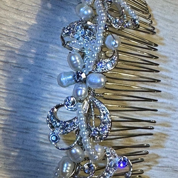 Elegant Silver and Pearl Hair Comb - Picture 6 of 9